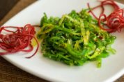 Wakame mit roten Algenstreifen auf einem Teller Wakame mit roten Algenstreifen auf einem Teller